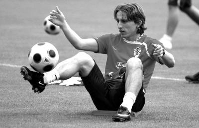 邮报：明年世界杯上下半场中段设强制补水时间，每次三分钟