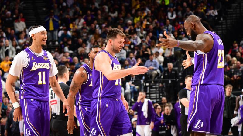 分差上双！桑普森跟进上篮得分并造成犯规 广厦一波8-0