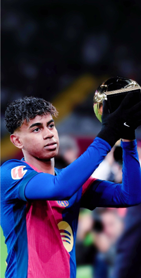 埃杜在高铁站被围满，合同今年到期，他说明年也希望在深圳